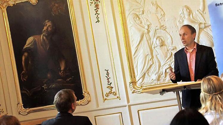 Jürgen Fehn wurde im Rokokosaal des Bistumshauses in Bamberg als "Arbeiter für Gerechtigkeit" ausgezeichnet. An der Wand links von ihm ist der Schutzpatron Josef abgebildet. In der Laudatio wurde Jürgen Fehn mit Josef verglichen: beides Schreiner, beides Macher.  Fotos: Sarah Dann