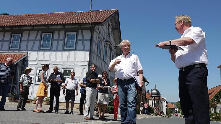 Auf der Hauptstraße. Foto: Berthold Köhler