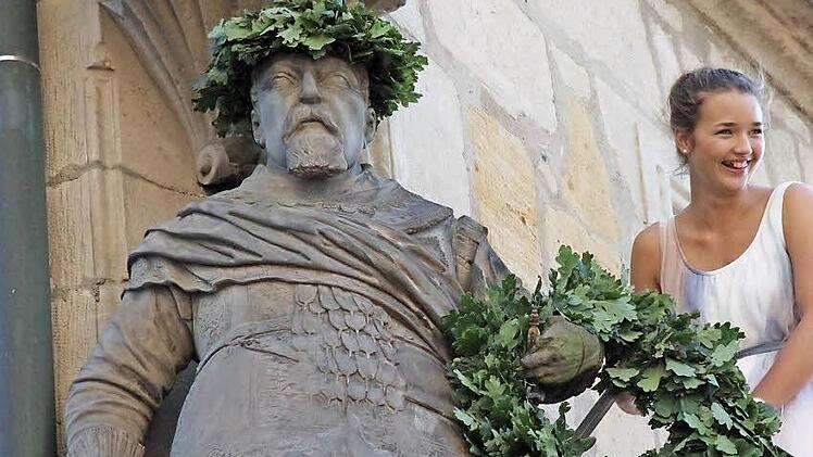 Martha Frittrang war von ihren Mitschülern auserwählt worden, die Rede zu halten und die Casimir-Statue zu bekränzen. Fotos: Simone Bastian