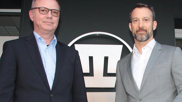 Die Geschäftsführer Rainer (links) und Mark Töpfer wollen den Unternehmensstandort Kulmbach sichern. Die Belegschaft informierten beide am Dienstag über die dafür notwendigen Maßnahmen. Eine davon ist die Entlassung von 60 Mitarbeitern. Foto: Alexander Müller