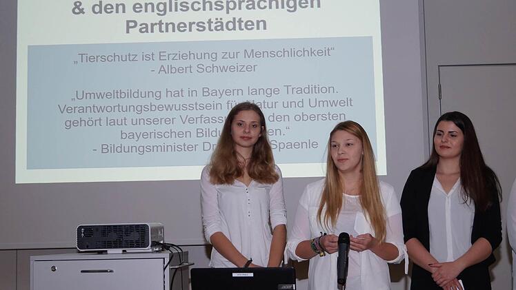 Die Teilnehmer des P-Seminars hatten sich mit dem Tierschutz in vier L&auml;ndern befasst. Jetzt pr&auml;sentierten sie ihre Ergebnisse. Foto: D. Burkhardt