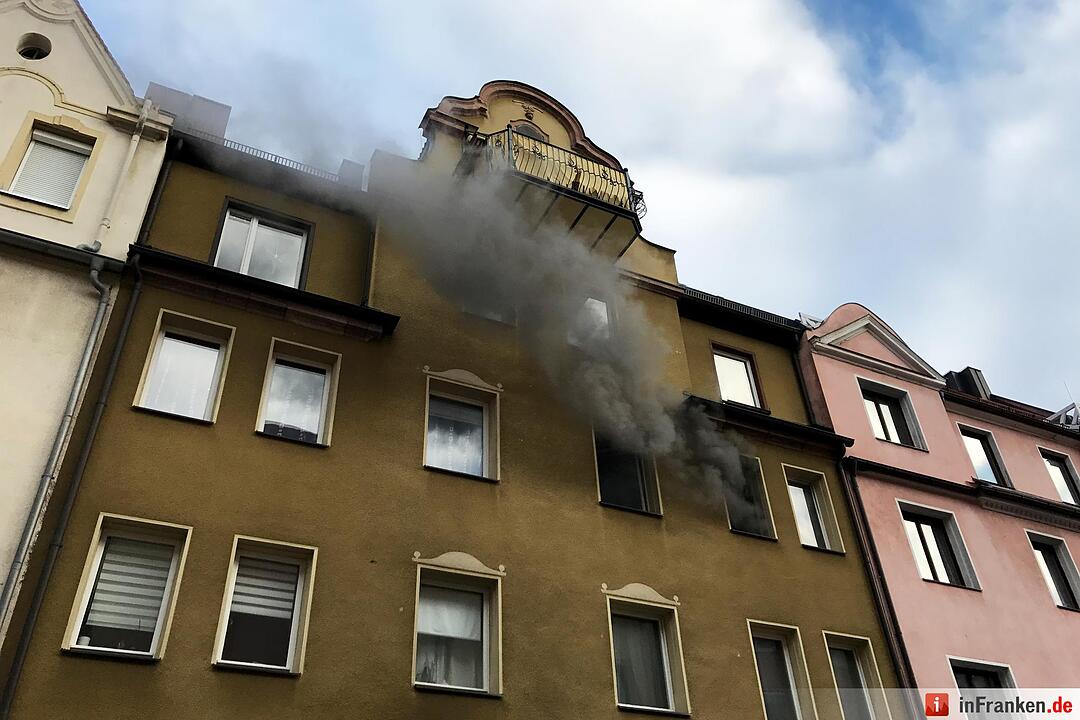 Mehrfamilienhaus in Nürnberg brennt