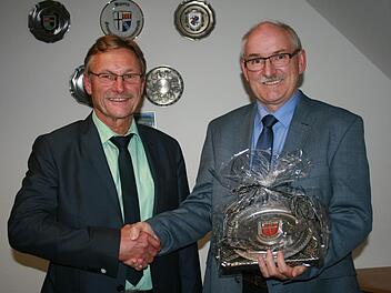 Bürgermeister Wilhelm Friedrich (links) verabschiedete den langjährigen Geschäftsleiter des Marktes Zeitlofs, Gerhard Gunkel, mit viel lobenden Worten und einem Präsent des Marktes. Foto: Gabriele Sell