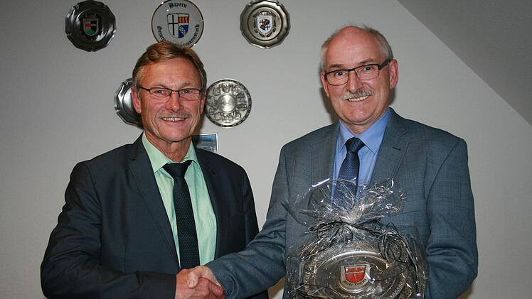 Bürgermeister Wilhelm Friedrich (links) verabschiedete den langjährigen Geschäftsleiter des Marktes Zeitlofs, Gerhard Gunkel, mit viel lobenden Worten und einem Präsent des Marktes. Foto: Gabriele Sell