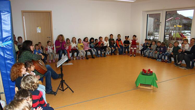 Der Nikolaus besuchte auf Einladung der Bayerischen Rundschau die Evangelische Kindertagesstätte Abenteuerland in Neuenmarkt. Foto: Jürgen Gärtner