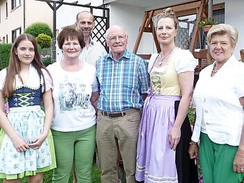 Geburtstagsfeier im Hause Müller (v. l.): Enkelin Eva, Ehefrau Erika, Jubilar Hugo Müller, Tochter Alexandra, Bürgermeisterin Gabriele Weber und im Hintergrund Schwiegersohn Frank. Foto: Paul Hader