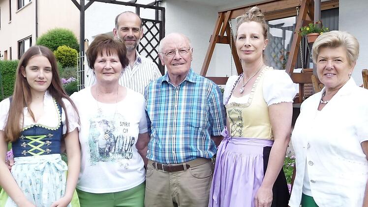 Geburtstagsfeier im Hause Müller (v. l.): Enkelin Eva, Ehefrau Erika, Jubilar Hugo Müller, Tochter Alexandra, Bürgermeisterin Gabriele Weber und im Hintergrund Schwiegersohn Frank. Foto: Paul Hader