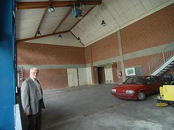 Für Schulleiter Martin Wirsching sind Umbauten nichts Neues. Unser Foto zeigt ihn, damals noch stellvertretender Direktor, in einer Bauhalle, die im Jahr 2013 zu Klassenzimmern umgebaut wurde. Auch jetzt ist eine Bauhalle ungenutzt.