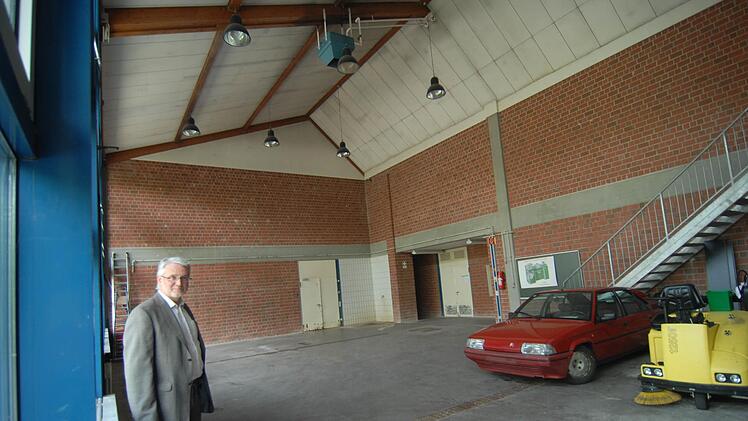 Für Schulleiter Martin Wirsching sind Umbauten nichts Neues. Unser Foto zeigt ihn, damals noch stellvertretender Direktor, in einer Bauhalle, die im Jahr 2013 zu Klassenzimmern umgebaut wurde. Auch jetzt ist eine Bauhalle ungenutzt.