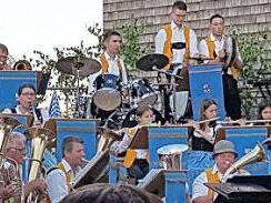 Die 1. Dorfplatzserenade der Lauertaler Musikanten auf dem Dorfplatz fand für die Musiker auf einer historischen Bühne statt: Die wurde 1973 eigens für Ernst Mosch und die Original Egerländer Musikanten aufgebaut. Gründungsmitglieder hatten sie konstruiert. Foto: Manfred Mellenthin