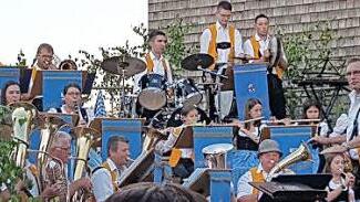 Die 1. Dorfplatzserenade der Lauertaler Musikanten auf dem Dorfplatz fand für die Musiker auf einer historischen Bühne statt: Die wurde 1973 eigens für Ernst Mosch und die Original Egerländer Musikanten aufgebaut. Gründungsmitglieder hatten sie konstruiert. Foto: Manfred Mellenthin