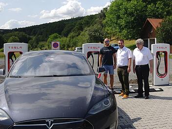 Testweise lud Jan Pavluk, Techniker bei Tesla (links), beim Pressetermin schon mal das Firmenauto. Harald und Gerd Ziegler freuen sich über den neuen "Anschluss" - wörtlich wie sprichwörtlich.  Foto: Stephanie Elm