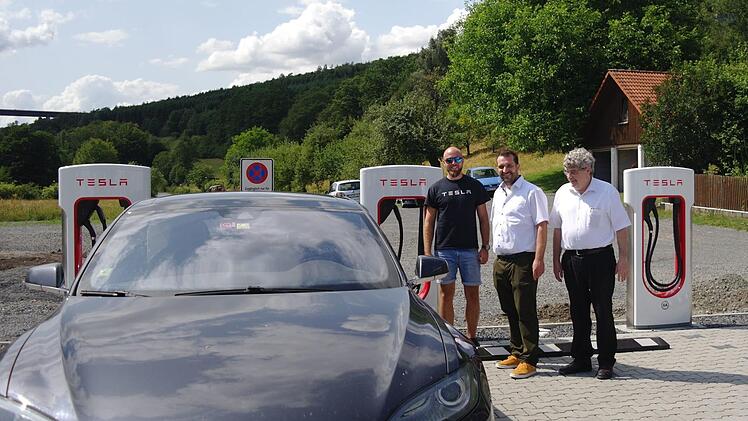 Testweise lud Jan Pavluk, Techniker bei Tesla (links), beim Pressetermin schon mal das Firmenauto. Harald und Gerd Ziegler freuen sich über den neuen "Anschluss" - wörtlich wie sprichwörtlich.  Foto: Stephanie Elm