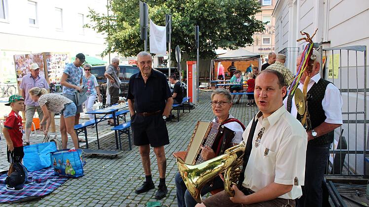 Emmi Weiß und ihre "Aurach-Spatzen" begrüßten die Besucher musikalisch am Eingang zum Handwerkermarkt.Evi Seeger