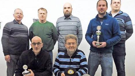 Clubmeisterschaft Klasse PCP v. l. knieend Karsten Prediger (1.), Radu Werb, hinten v. l. 1. Sch&uuml;tzenmeister und 3. PCP Gerhard Einwag, Sportleiter Horst Lehnert, 3. Sch&uuml;tzenmeister Mike Nielsen, Springer: Michael Scheuring (1.), Kassier Klaus Sichart von Sichartshofen.  Foto: Dietz