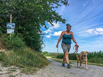 Selbstverständlich hat Susanne Schülner ihren Heiner draußen in der Flur an der Leine. Hier passiert sie gerade das Schockbild, mit dem Jäger genau daran erinnern. Foto: Anette Schreiber