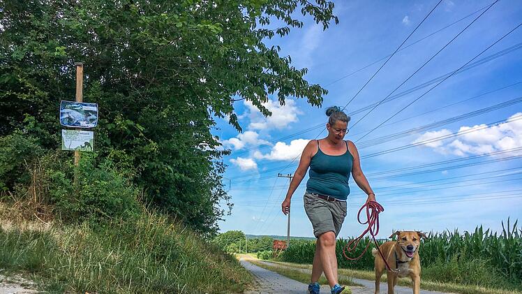 Selbstverständlich hat Susanne Schülner ihren Heiner draußen in der Flur an der Leine. Hier passiert sie gerade das Schockbild, mit dem Jäger genau daran erinnern. Foto: Anette Schreiber