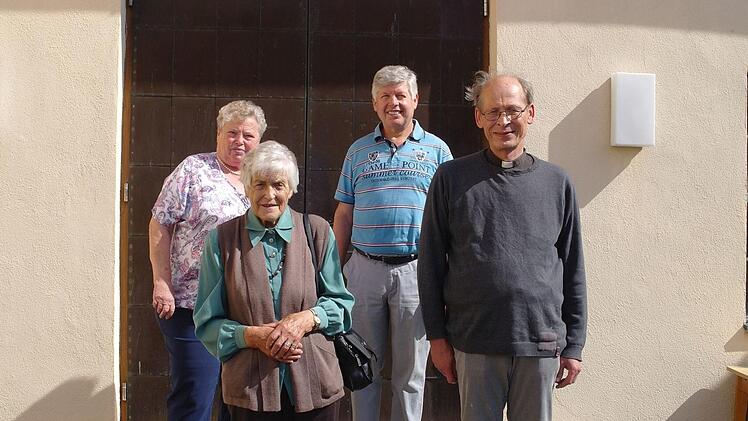 Maria Leibold vom Pfarrgemeinderat, Erwin Möller von der Kirchenverwaltung (hinten) und Pfarrer Hans Thurn dankten der nun ehemaligen Küsterin Johanna Kömpel für ihre langjährigen Dienste.  Foto: Stephanie Elm