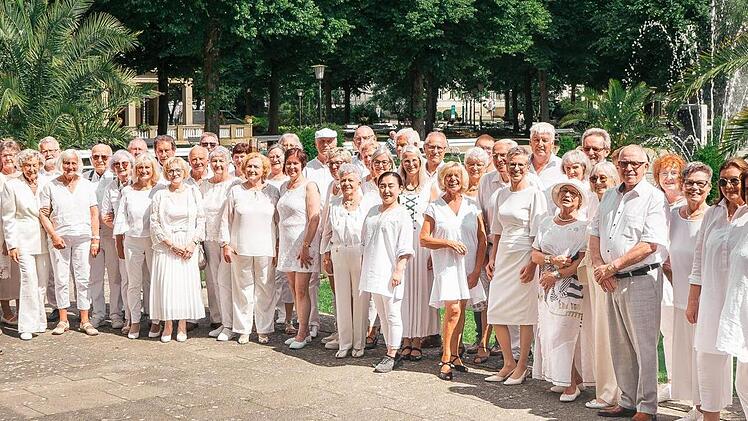 Eine fröhliche, weiße Tanzgesellschaft präsentierte sich beim Sommerball der Lachfalten.