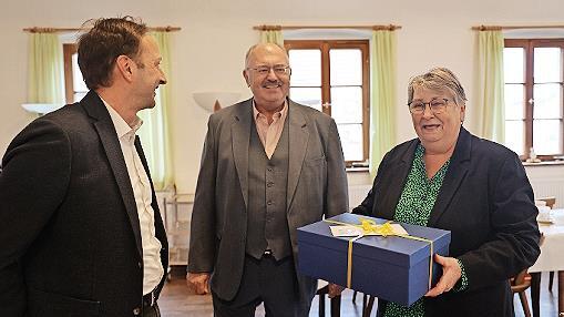B&uuml;rgermeister Robert Bosch (CSU) gratulierte Edgar und Erika Waldmann.