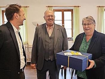 Bürgermeister Robert Bosch (CSU) gratulierte Edgar und Erika Waldmann.