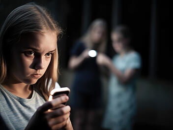 Handy, Smartphone, Kind, Kinder, Jugendliche, Mobbing, Cybercrime
