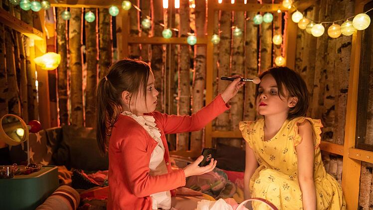 Schwester Erna (Ava Petsch, links) findet es nicht schlimm, dass Oskar (Laur&igrave;) sich Lili nennt und gerne Kleider tr&auml;gt.