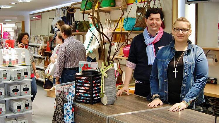 Inhaber Heiko Grom (39) und Ehefrau Tanja (32) im Modehaus Grom. Foto: Sigismund von Dobschütz