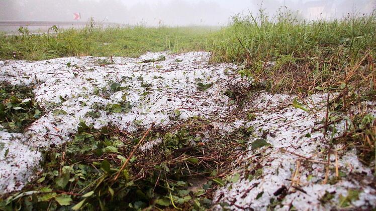 Die Hagel-Masse blieb in Neunkirchen stundenlang liegen. Foto: Hofbauer