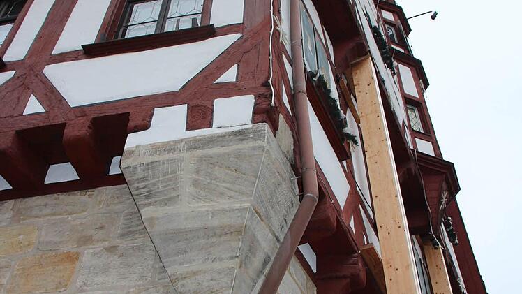 Mittlerweile ein vertrauter Anblick: die Stützbalken vor dem Rathaus-Eingang.  Foto: Roepert