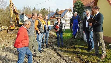 Beim Spatenstich in Sollenberg  Foto: Petra Malbrich