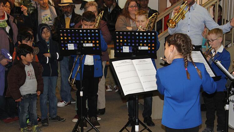 Dass Musik international ist und verbindet, belegt dieser Schnappschuss, da Kinder Kinder bewundern.