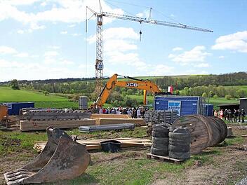 Zum offiziellen Spatenstich ruhte die Baustelle einen Tag: Die Baugrube für die erste Brücke ist schon ausgehoben. Fotos: Sonny Adam