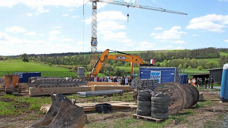 Zum offiziellen Spatenstich ruhte die Baustelle einen Tag: Die Baugrube für die erste Brücke ist schon ausgehoben. Fotos: Sonny Adam