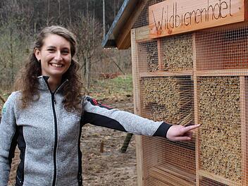 Forstanwärterin Ramona Resch stellt ihr selbstgestaltetes Bienenhotel vor. Foto: Julia Raab