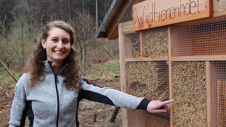 Forstanwärterin Ramona Resch stellt ihr selbstgestaltetes Bienenhotel vor. Foto: Julia Raab