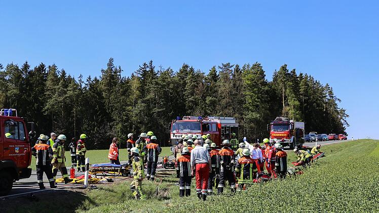Drei Menschen wurden bei einem Unfall in Oberfranken schwer verletzt. Am Freitagmittag prallte ein Opel bei Kirchenpingarten (Kreis Bayreuth) gegen einen Audi. Foto: NEWS5 / Wellenhöfer