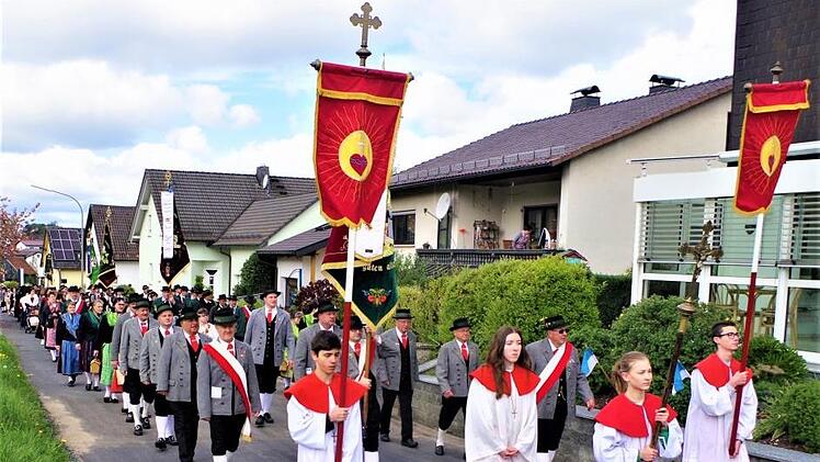 Die Haiger Trachtler führten die Gautrachtenwallfahrt an. Dahinter in starker Abordnung der Patenverein aus Neukenroth.  Gerd Fleischmann