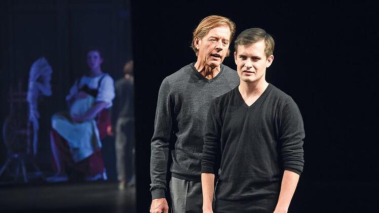 Sie verbindet ein Pakt auf Leben und Tod (v. l.): Faust (Stephan Ullrich) und Mephisto (Eric Wehlan)  Foto: Martin Kaufhold