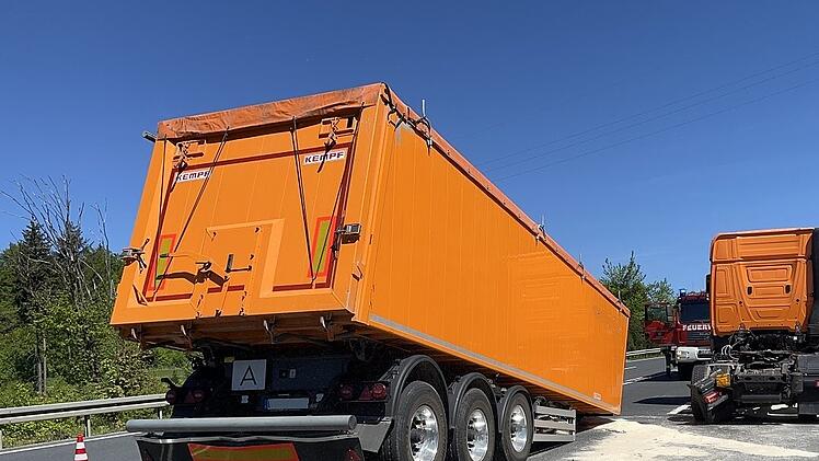 Kreis Kronach: Lkw-Anhänger macht sich auf der B85 selbständig - und richtet enorme Straßenschäden an