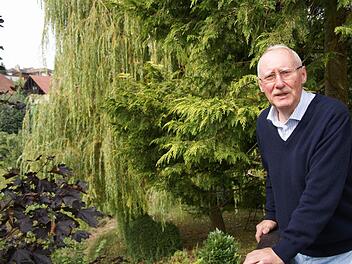 Arnold Zeller auf dem Balkon seines Hauses. Foto: Arkadius Guzy