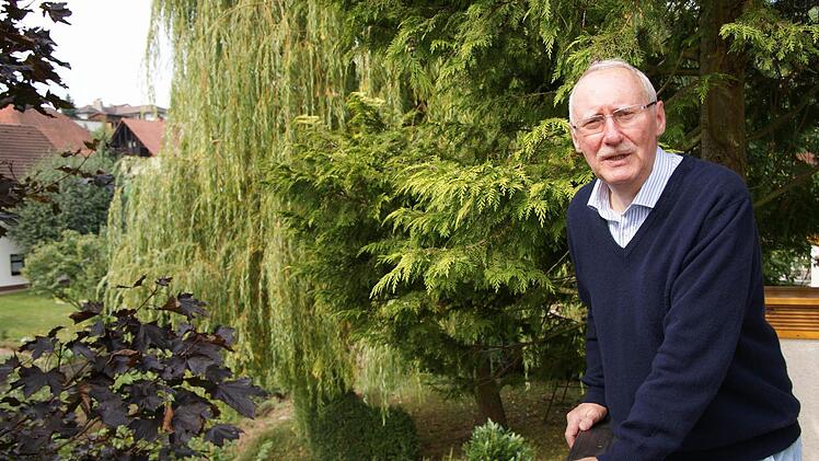 Arnold Zeller auf dem Balkon seines Hauses. Foto: Arkadius Guzy