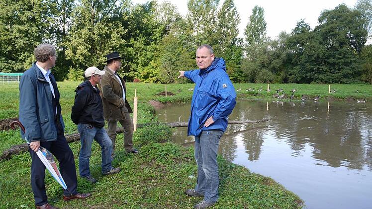 Flussmeister Gunther Haas (rechts) erläutert die Erdarbeiten am Flussufer.