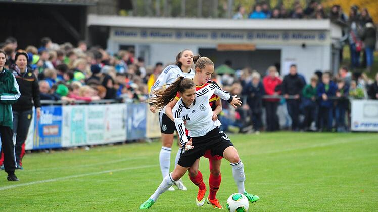 Die belgische Auswahl (rote Trikots) war ein unbequemer Gegner für die DFB-Juniorinnen.