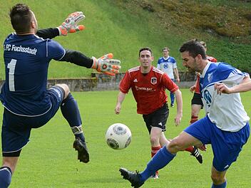 Und wieder nichts: Bad Kissingens Ervin Gergely verliert das Duell mit Fuchsstadts Keeper Marc Rösler. Foto: ssp