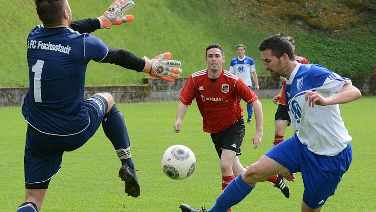 Und wieder nichts: Bad Kissingens Ervin Gergely verliert das Duell mit Fuchsstadts Keeper Marc Rösler. Foto: ssp