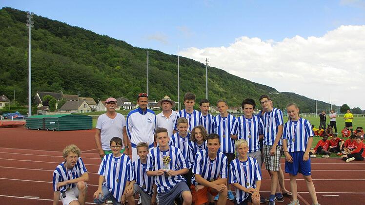 Keine Sieger, aber Gewinner: Die U-14 Mannschaft vom FC 06 Bad Kissingen mit ihren BetreuernHans Waldner, Frank Kuchler und Michael.Hergenröther bei der Siegerehrung in Vernon