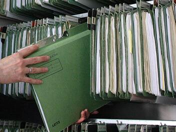 Hat eine Pflegedienstleiterin aus dem Landkreis Akten manipuliert und nicht erbrachte Leistungen abgerechnet? Diese Frage wird derzeit am Amtsgericht in Kulmbach geklärt. Foto: dpa/Symbolbild