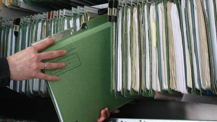 Hat eine Pflegedienstleiterin aus dem Landkreis Akten manipuliert und nicht erbrachte Leistungen abgerechnet? Diese Frage wird derzeit am Amtsgericht in Kulmbach geklärt. Foto: dpa/Symbolbild