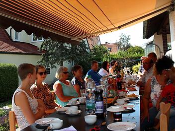 Viele Nachbarn waren der Einladung der Betreuerinnen zu Kaffee und Kuchen gefolgt. Foto: Johanna Blum